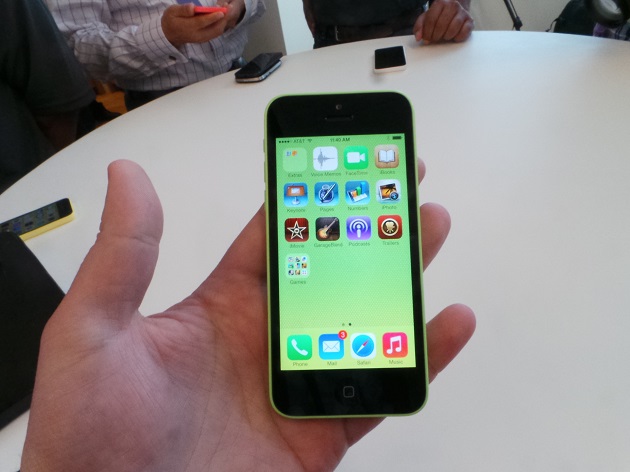 אייפון 5C: גם מערכת ההפעלה צבועה